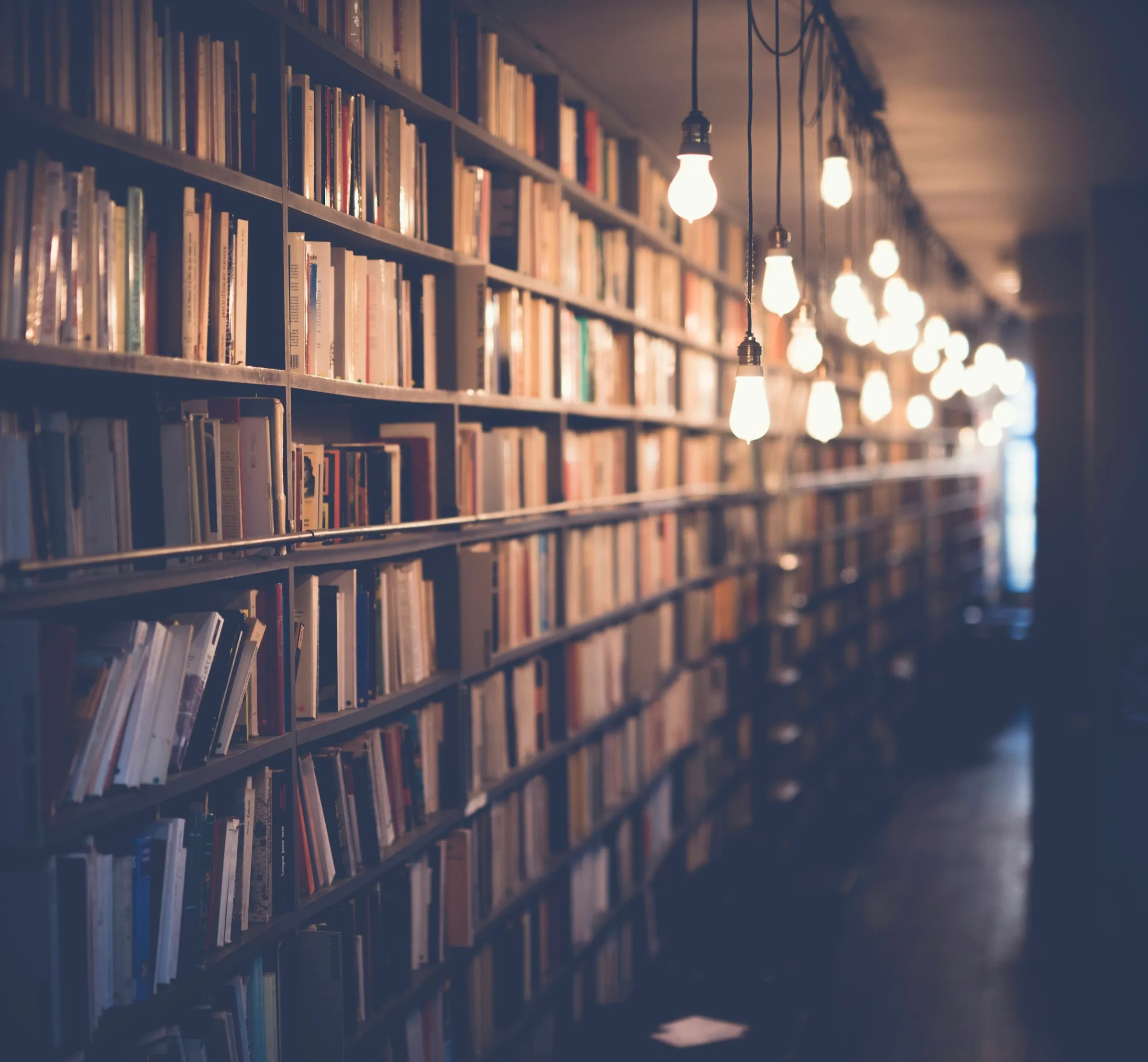 Pasillo de biblioteca con lámparas.